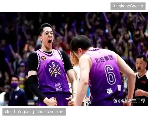 超远三分命中，全队冲上去抱他